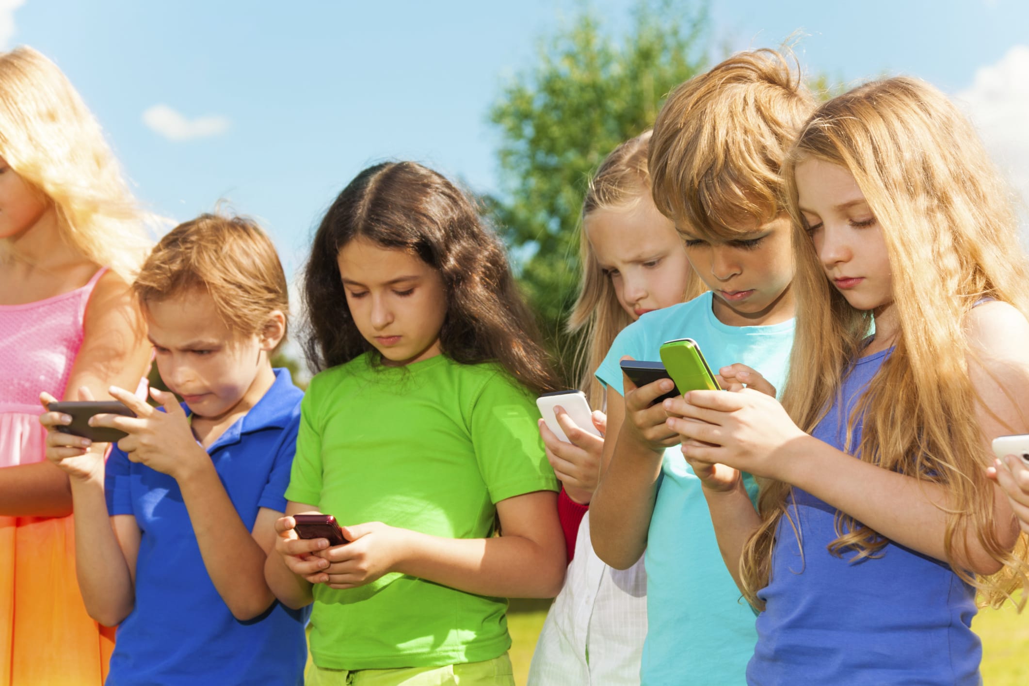 Risultati immagini per bambini con il telefono