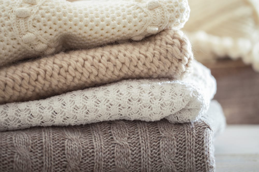 Come lavare i tuoi maglioni di lana in lavatrice (e non farli