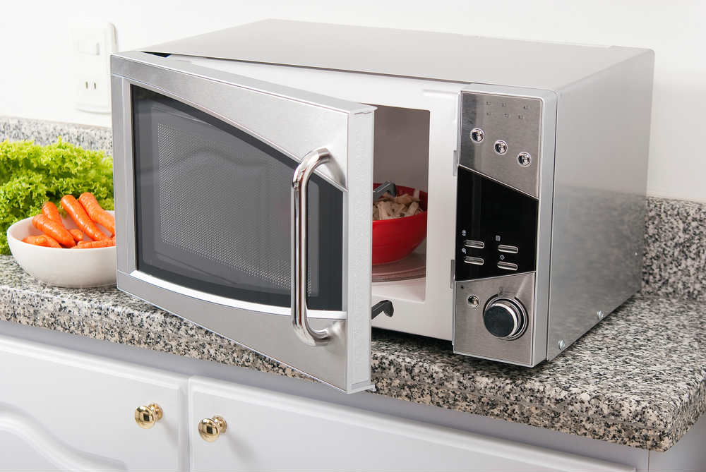 Scopri come pulire il forno a microonde in profondità, eliminando i cattivi  odori 