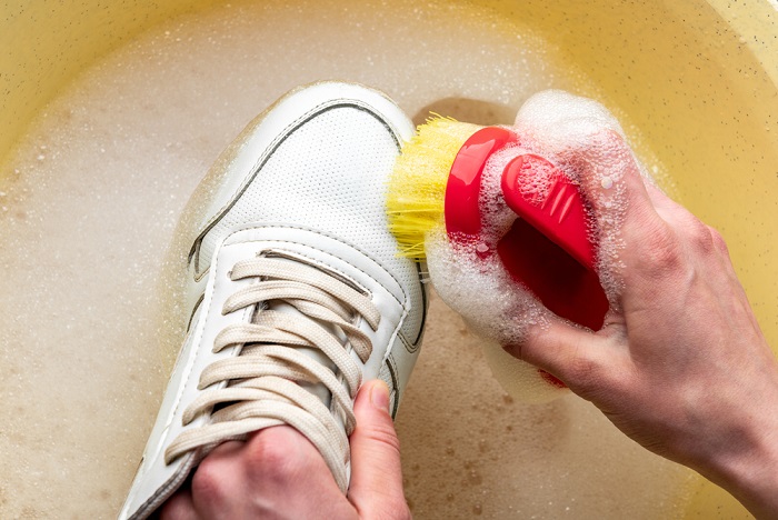 Disinfettare le scarpe, 5 metodi per farlo in modo efficace