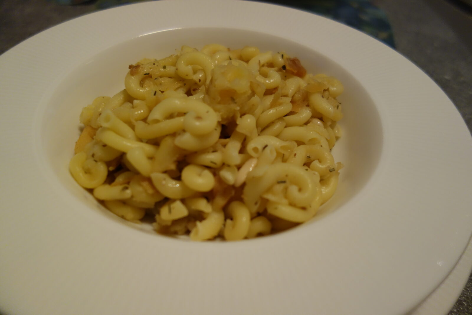 Pasta Con Filetti Di Acciughe Mele E Pinoli La Ricetta