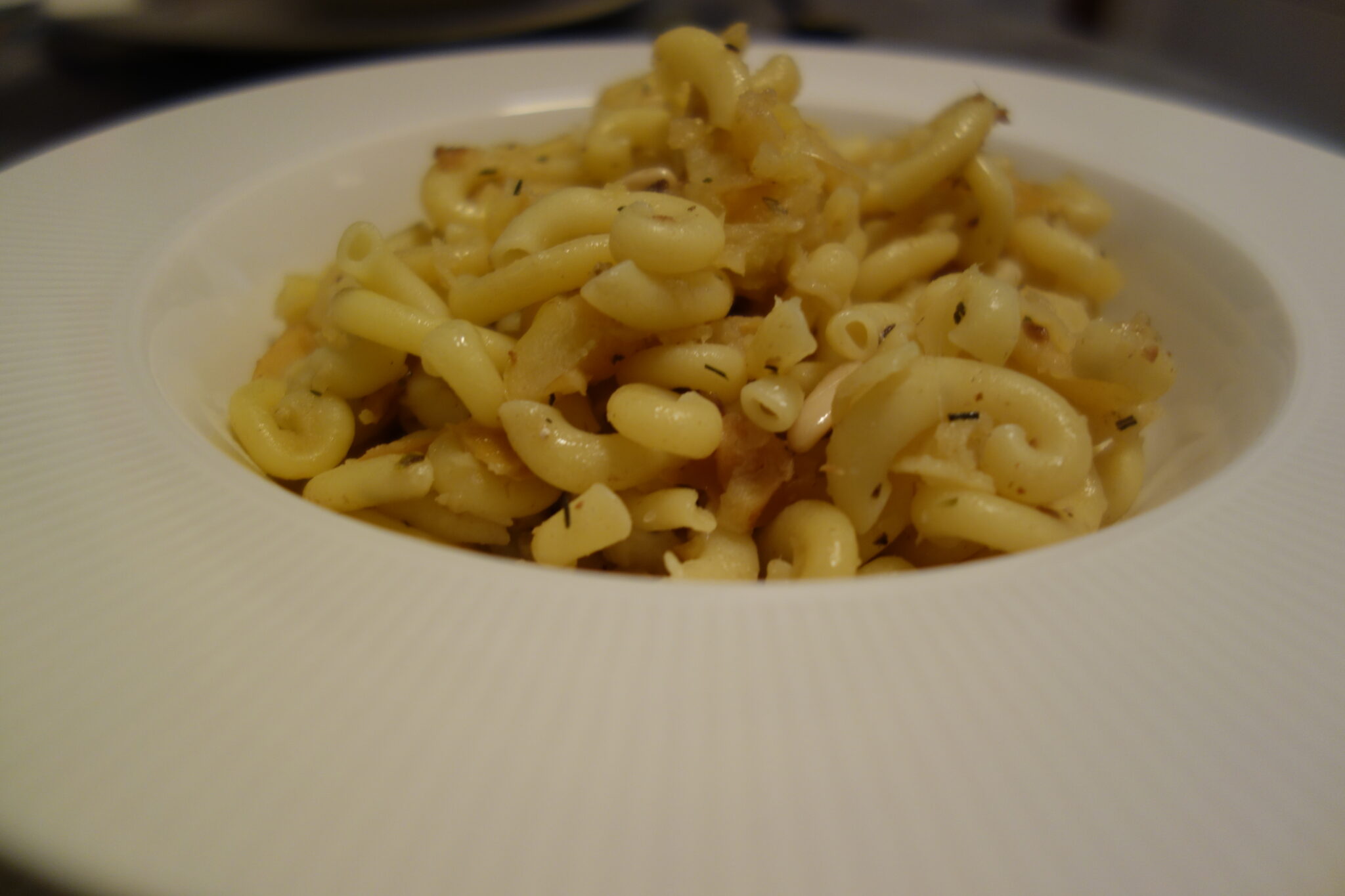 Pasta Con Filetti Di Acciughe Mele E Pinoli La Ricetta