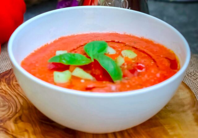 Gazpacho rosso con menta e crudités