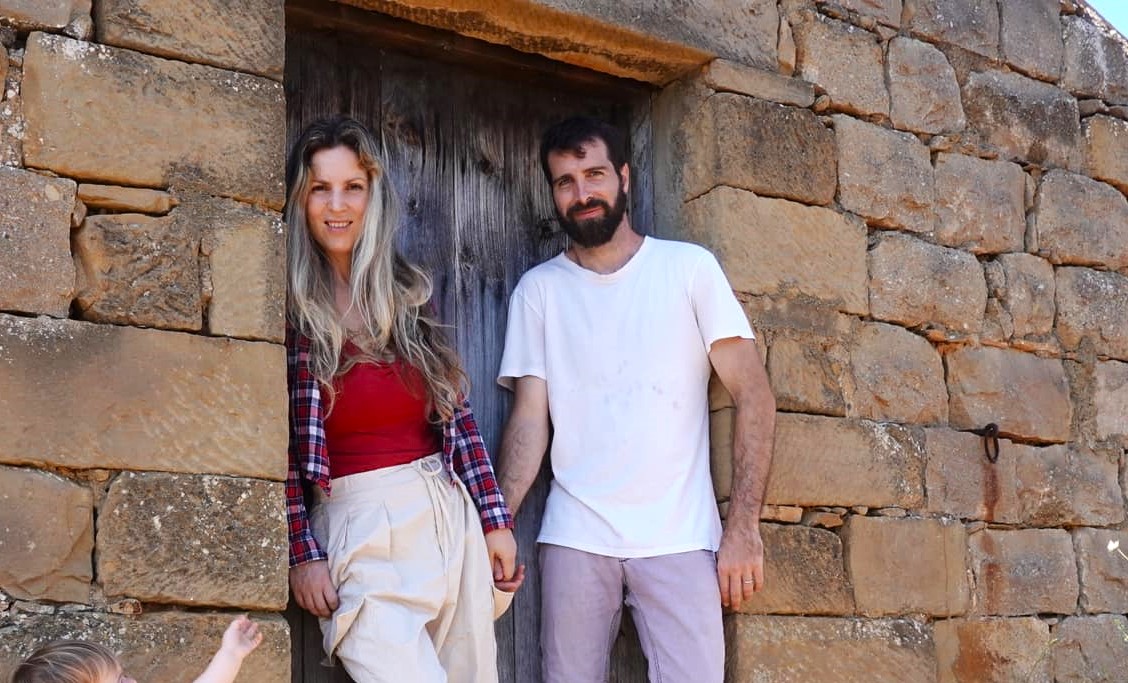 Sara e Luca girano il mondo e comprano una casa in Sicilia a 1 euro per fare gli influencer